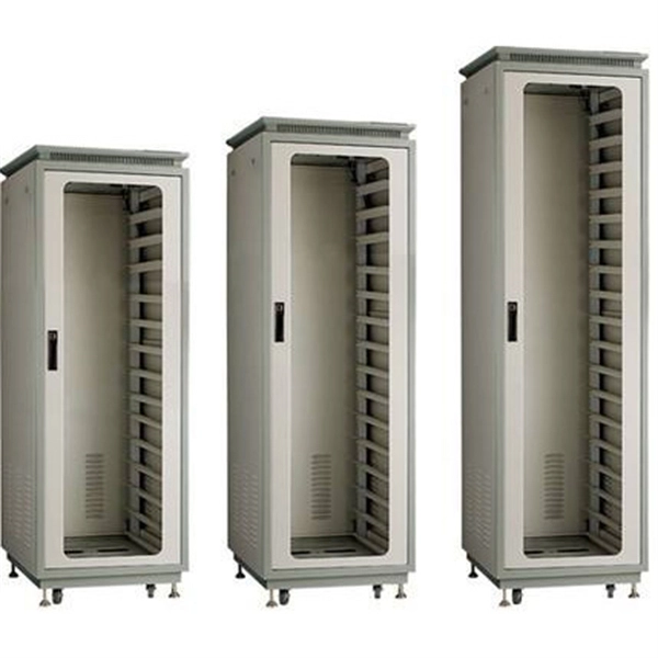 Does the door of the distribution box need to be grounded 
